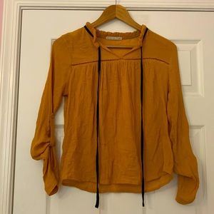 Beautiful blouse! Can be worn all year!